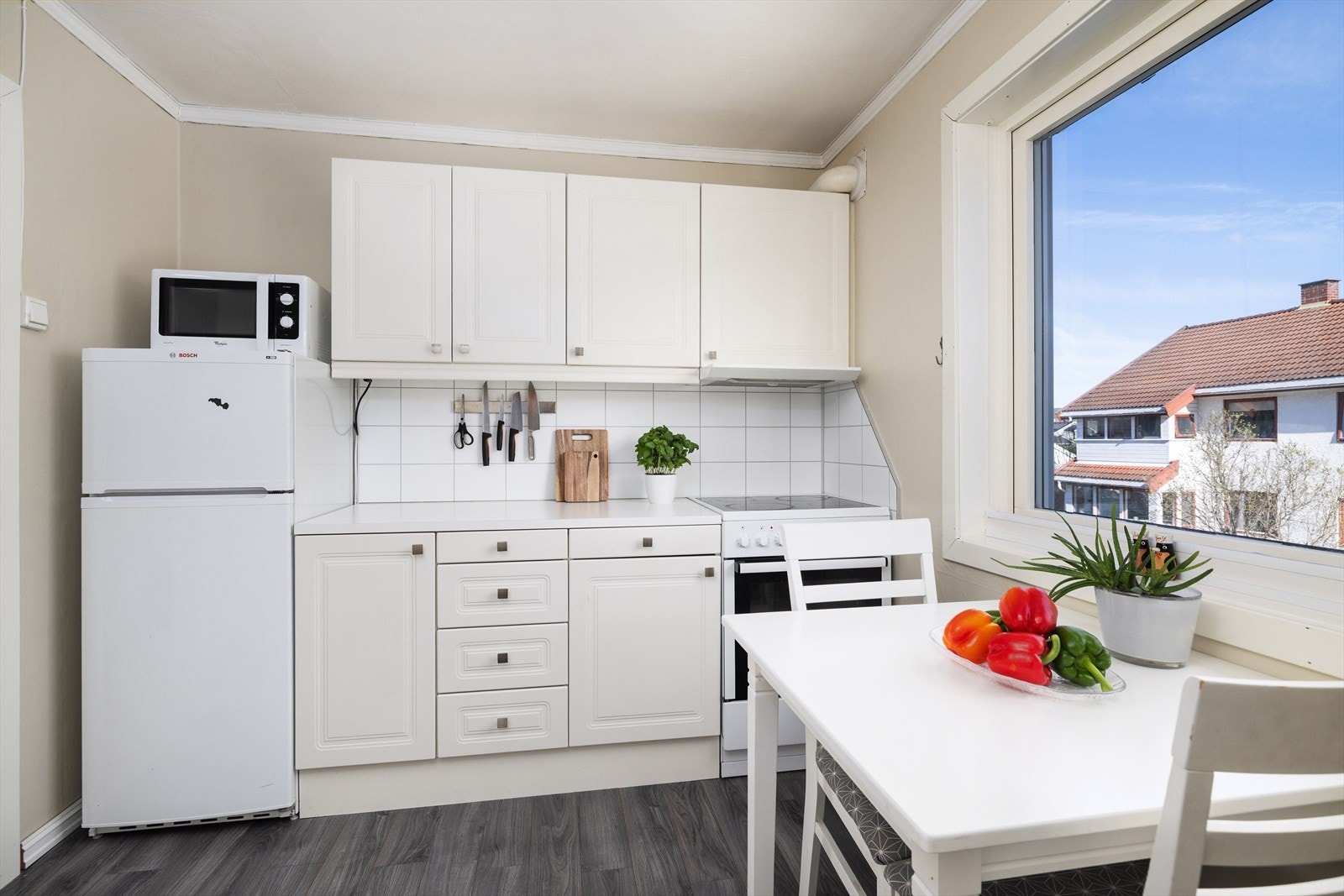 Kjøkkeninnredningen har profilerte fronter og laminat benkeplate, med nisjer for frittstående hvitevarer. Galleribilde