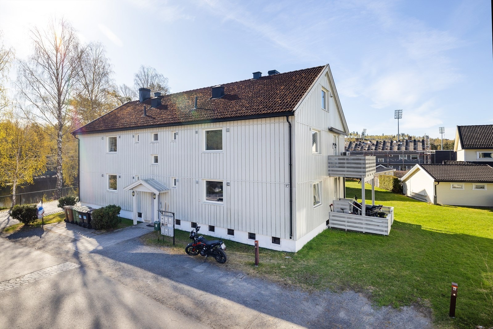 Borettslaget har en felles tomt med belegningsstein til hovedinngang og gruslagt parkering. Galleribilde