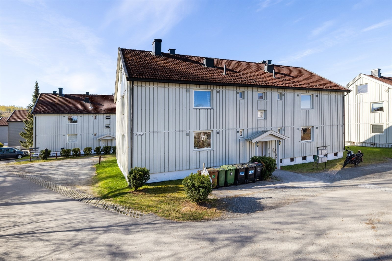 Borettslaget består av 6-mannsboliger oppført i mur fra 1955, som ble oppgradert med isolering og nye fasadeplater rundt 2009. Galleribilde