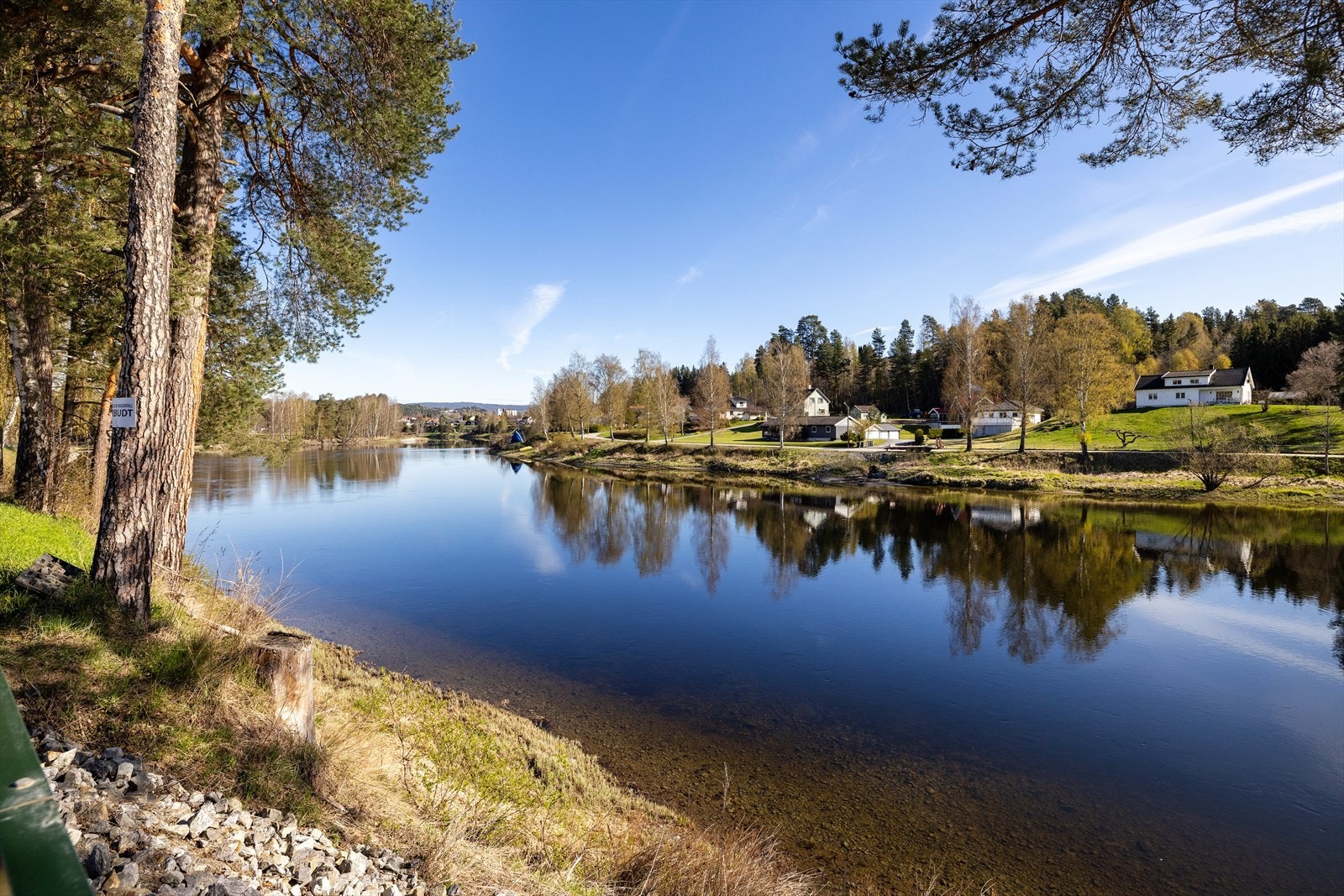 Herfra er det kort vei til rekreasjonsområder som Schjongslunden, kun 0.6 km unna, som byr på fine turmuligheter langs vannet. Galleribilde