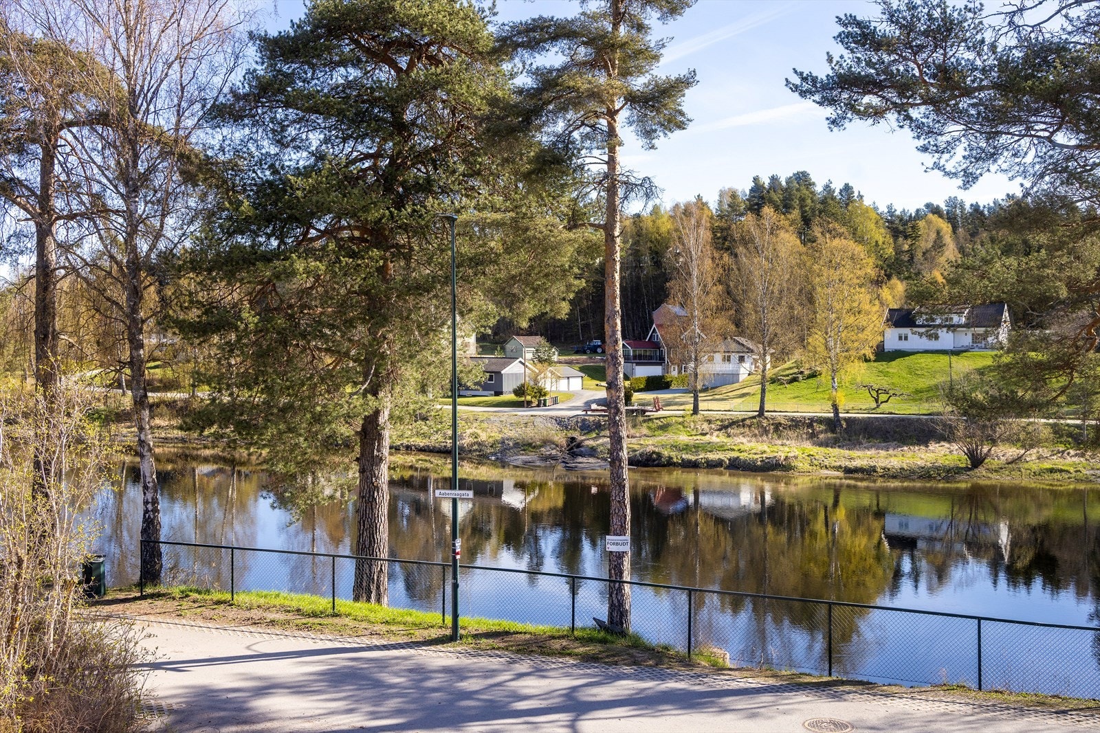 Leiligheten ligger i rolig og sentrumsnær til med Schjongslunden rett ved Galleribilde