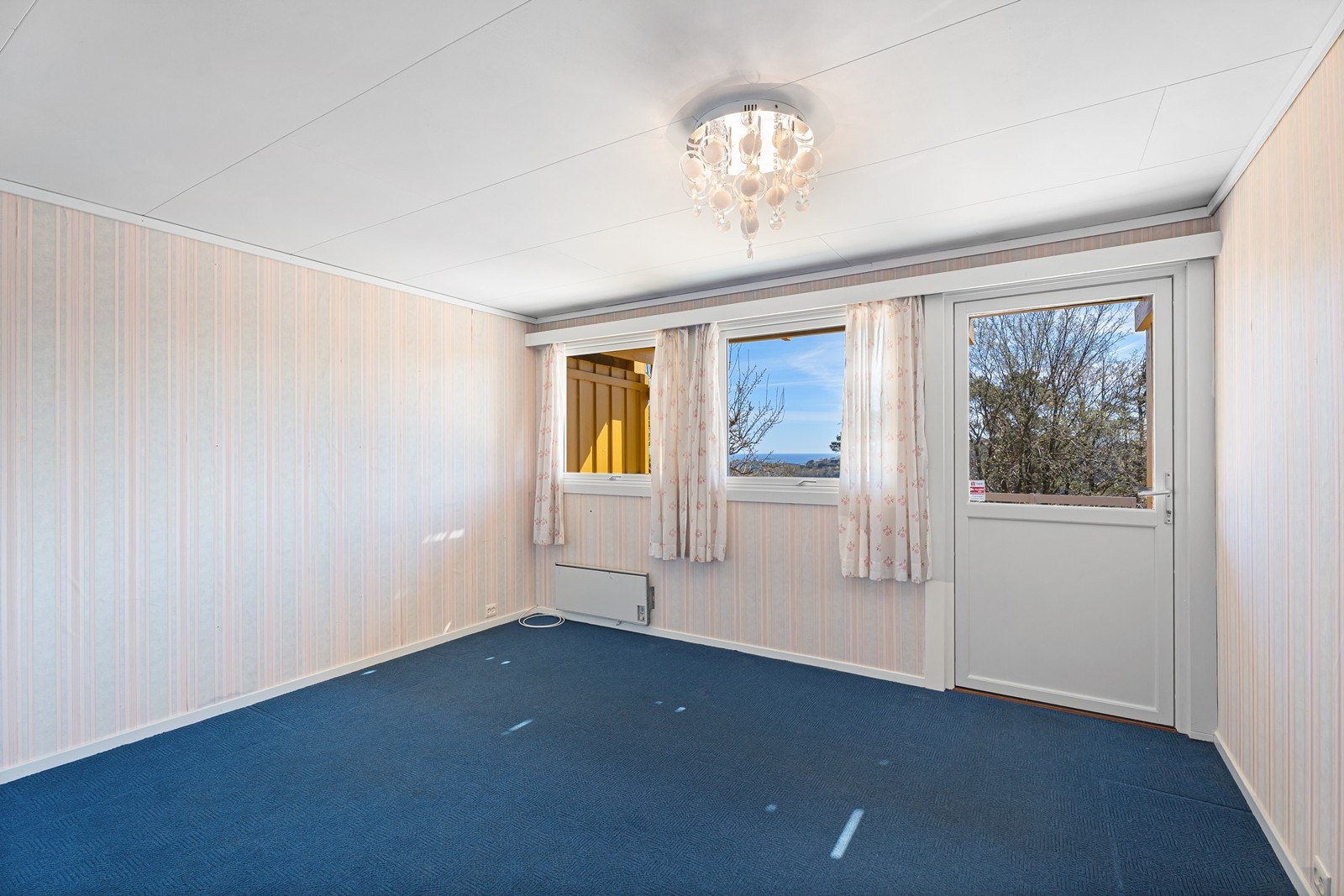 Fra dette soverommet er det utgang til uteplass i front av boligen. Galleribilde