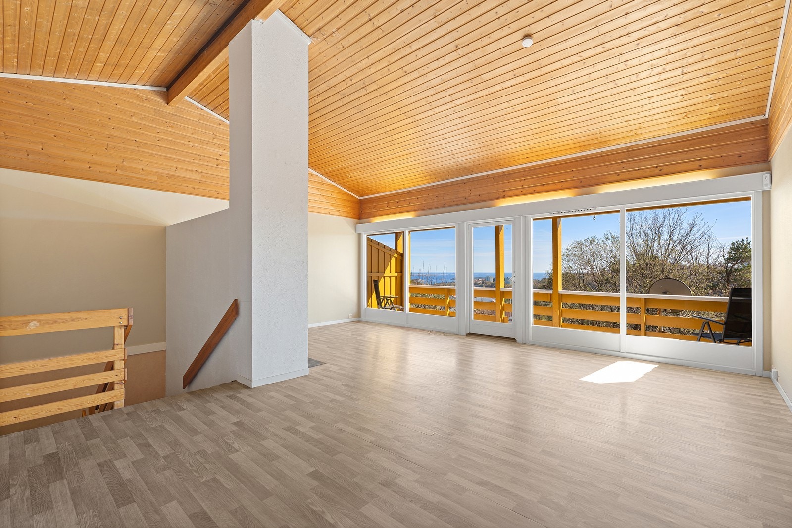 Stuen har en fantastisk takhøyde. Galleribilde