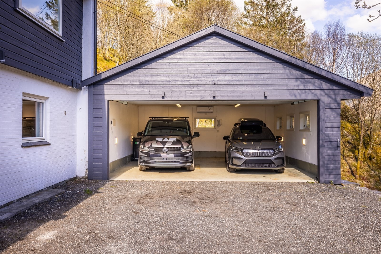 Det er meget gode parkeringsmuligheter på eiendommen. Galleribilde