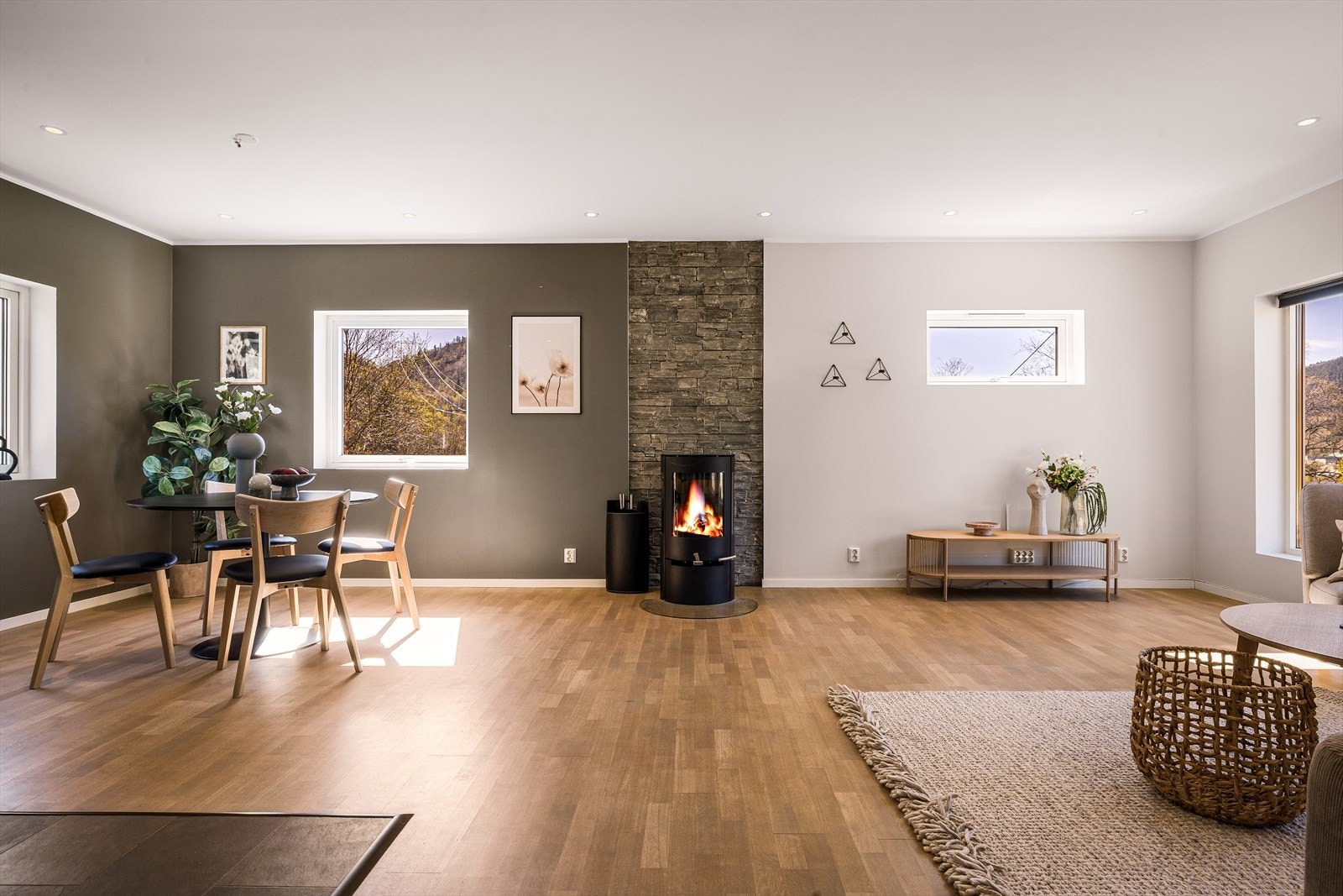 Stor stue som kan deles i flere soner. Galleribilde