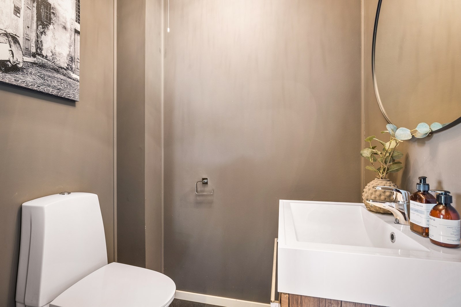 Toalettrom i 2. etasje er innredet med wc og servant. Galleribilde