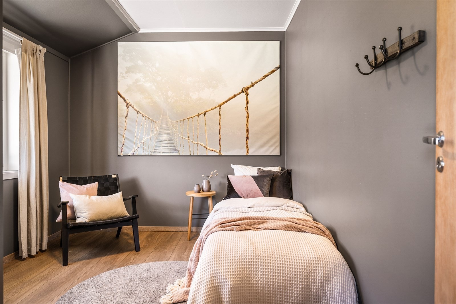 Soverommene i hovedetasjen på henholdsvis 16,5 m², 9,5 m² og 7,2 m². Galleribilde