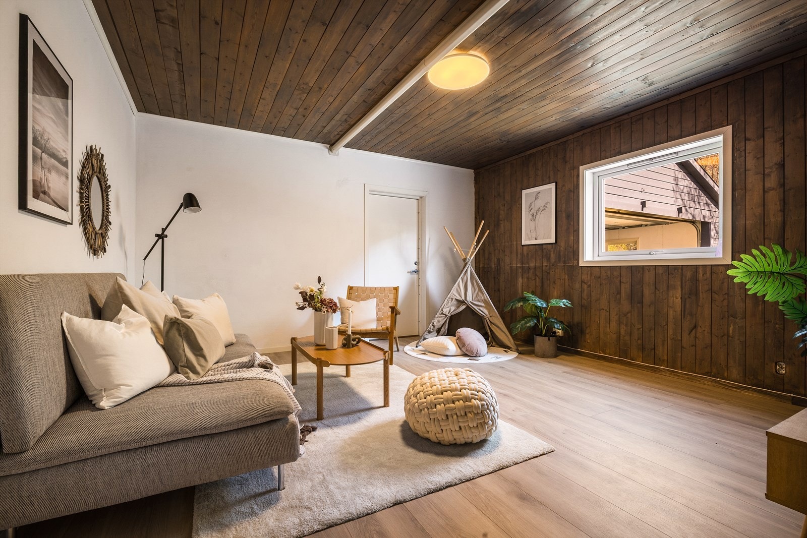 Det er innredet med TV-stue på 17,3 m² i boligens 1. etasje. Fra dette rommet er det egen dør ut også. Galleribilde