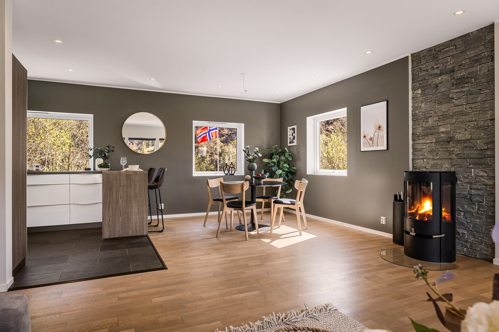Her er det rikelig med plass til både sofagruppe og spiseplass. Galleribilde
