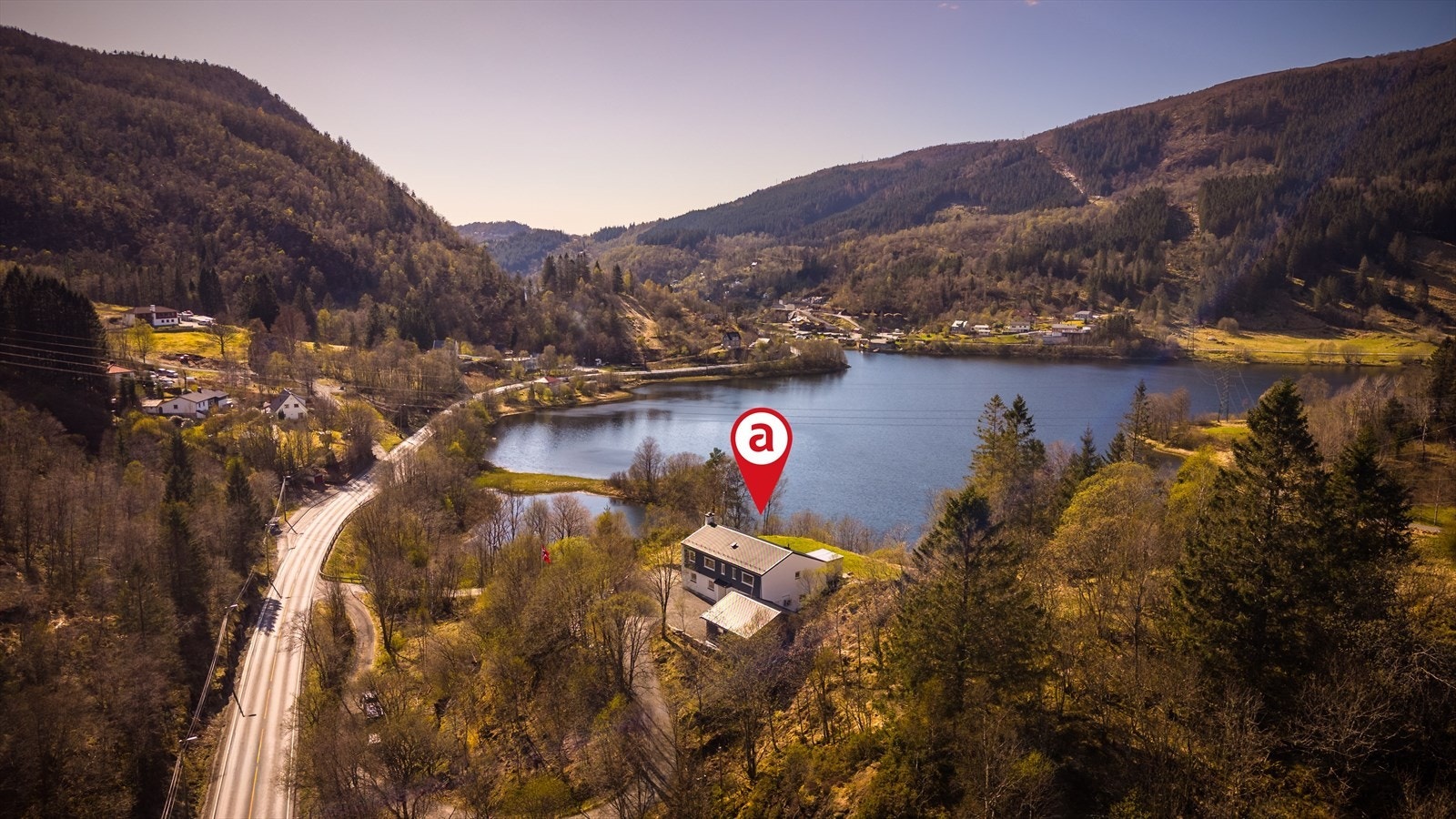Søylen busstopp ligger ca. 200 meter fra eiendommen, med bussforbindelser via linje 29 i retning Nesttun og Arna terminal. Galleribilde