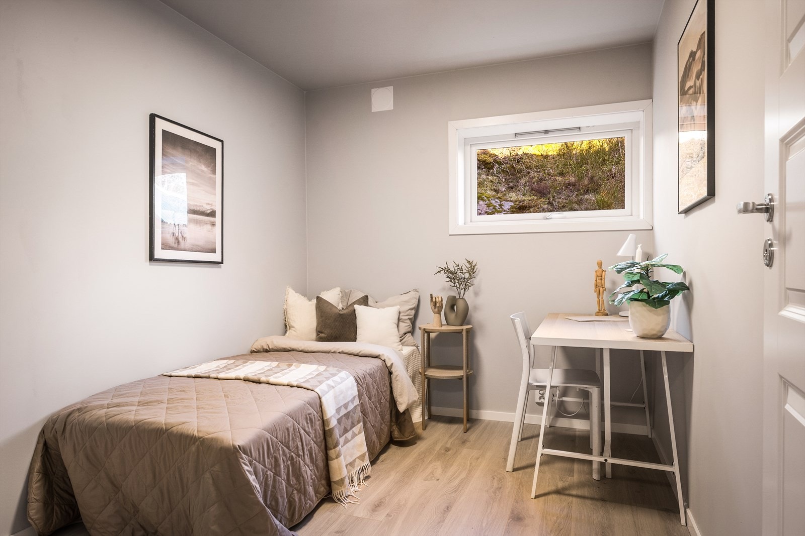 Det er innredet med gjesterom i boligens første etasje. Rommet har et areal på 7,5 m². Rommet overholder ikke krav til lysinnslipp i følge takstmann. Galleribilde