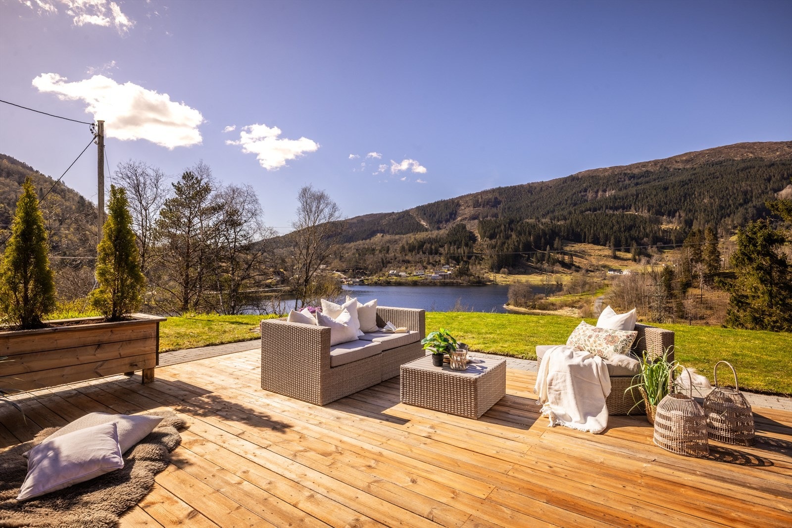Fra gang i 2. etasje er det direkte utgang til en herlig treterrasse på ca. 64 m² Galleribilde