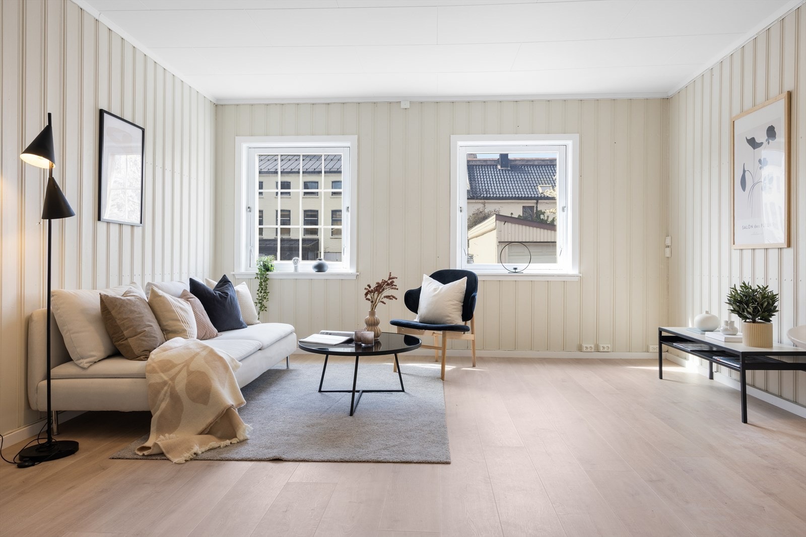 Stuen kan enkelt møbleres med både sofa og spisegruppe Galleribilde