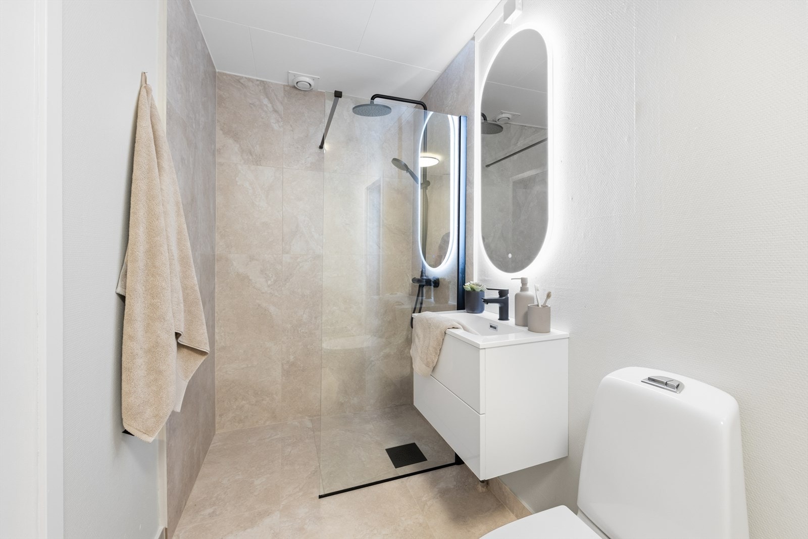 Badet er oppusset i 2026 med nye fliser på gulv og i dusjsone og ny innredning Galleribilde