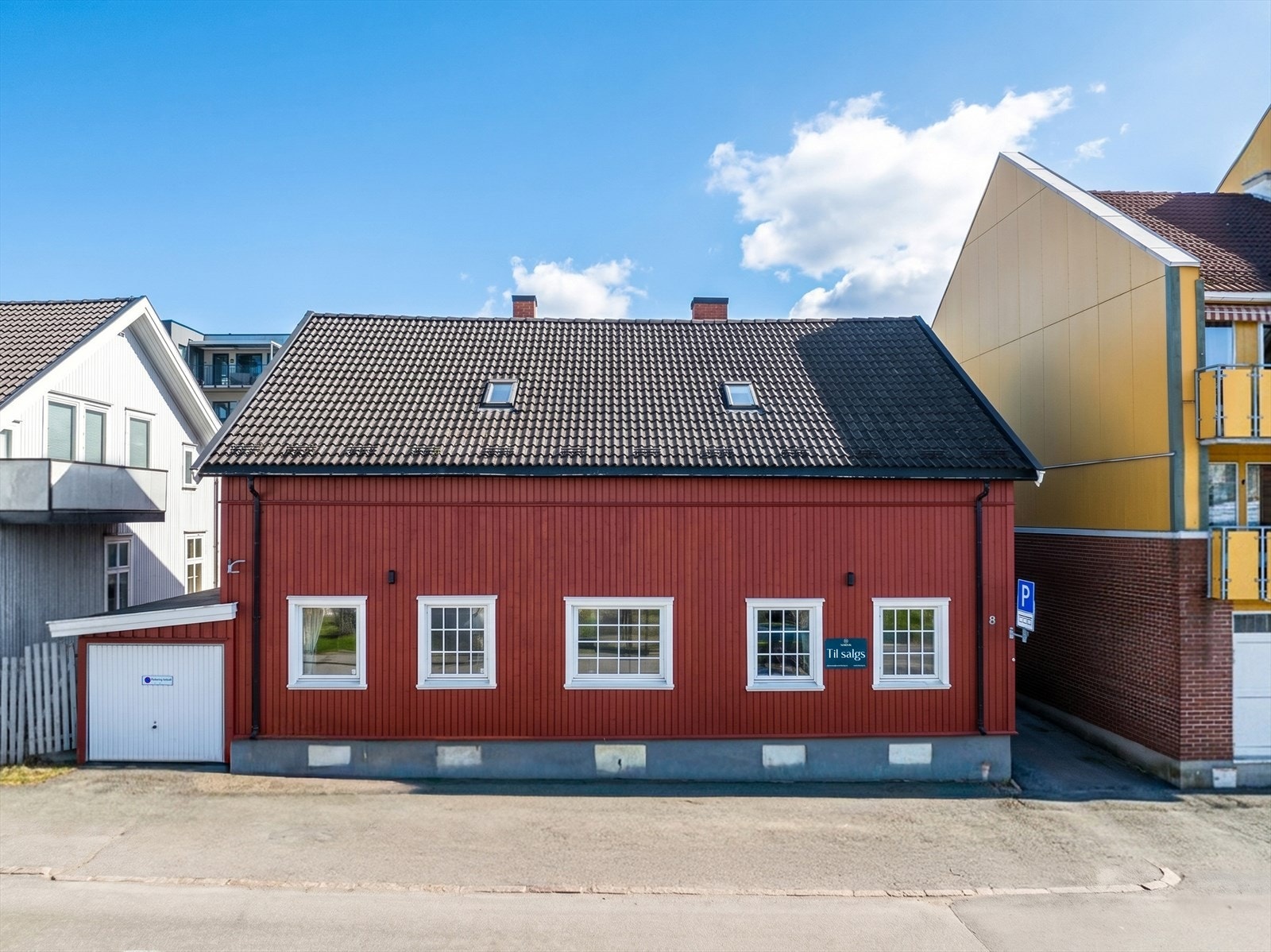 Leiligheten ligger i en eldre bygård med 4 leiligheter Galleribilde