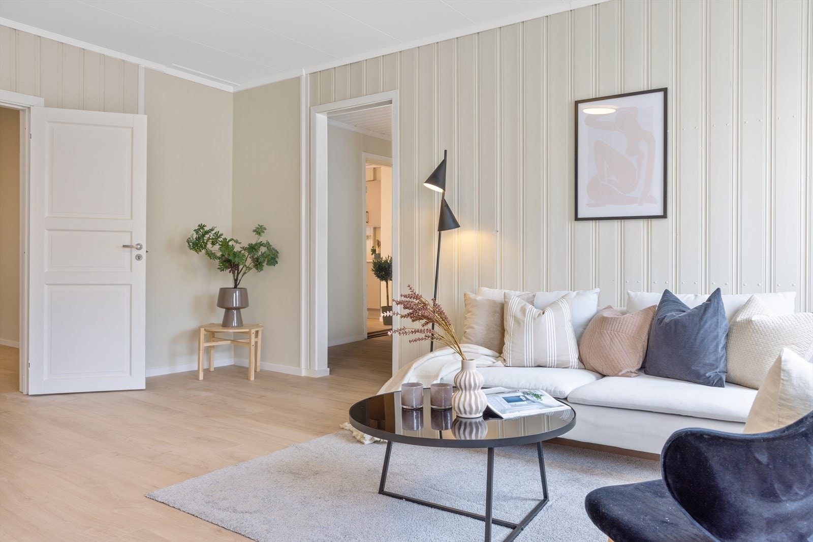 Stuen er holdt i lyse og fine farger Galleribilde