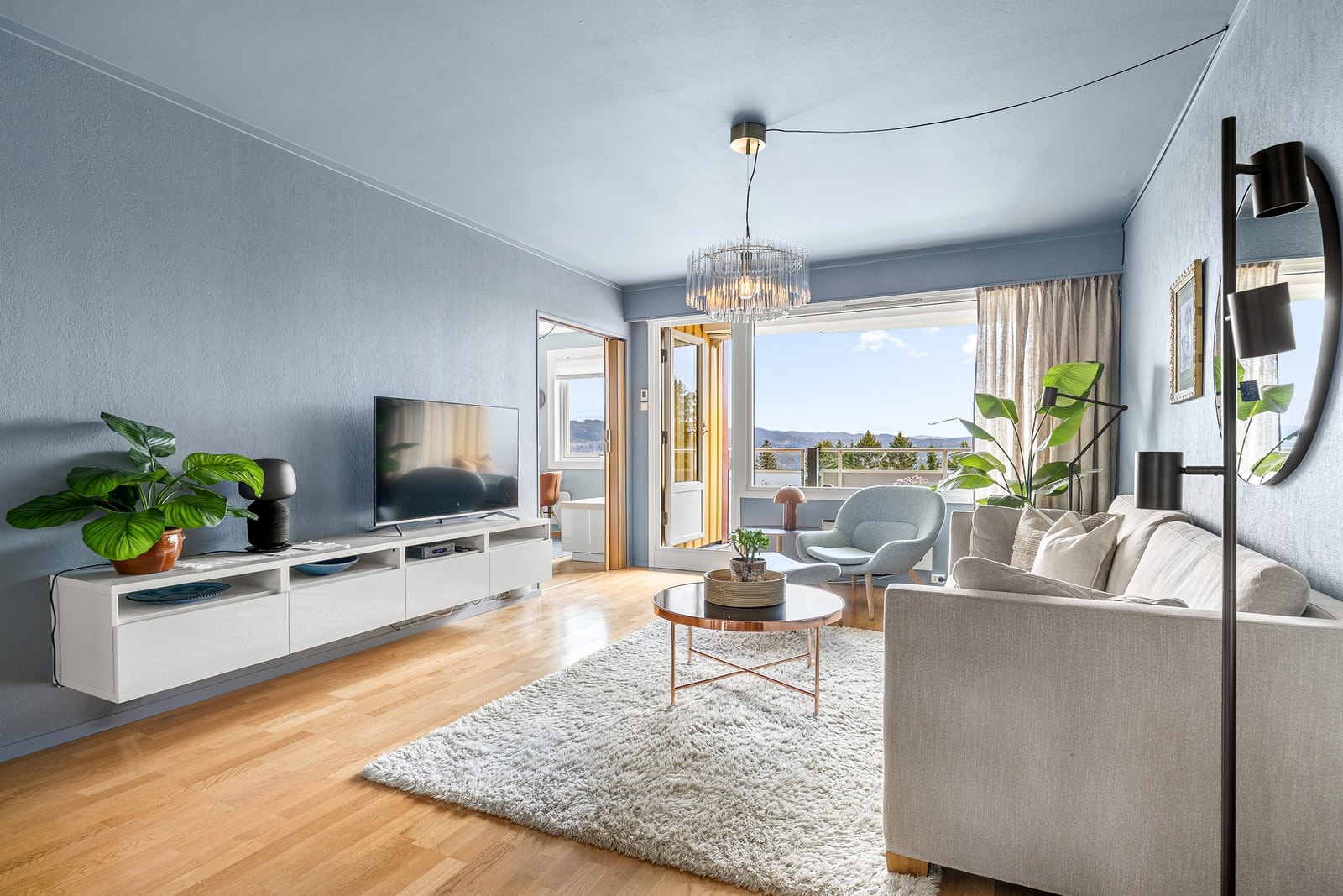 Stuen er romslig og har god plass til sofa og TV møblement. Det er parkett på gulv. Galleribilde