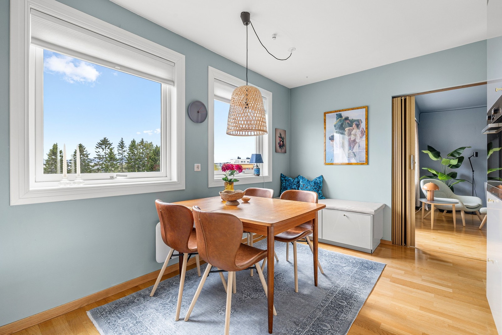 På kjøkkenet er det god plass til et hyggelig spisebord av god størrelse. Galleribilde
