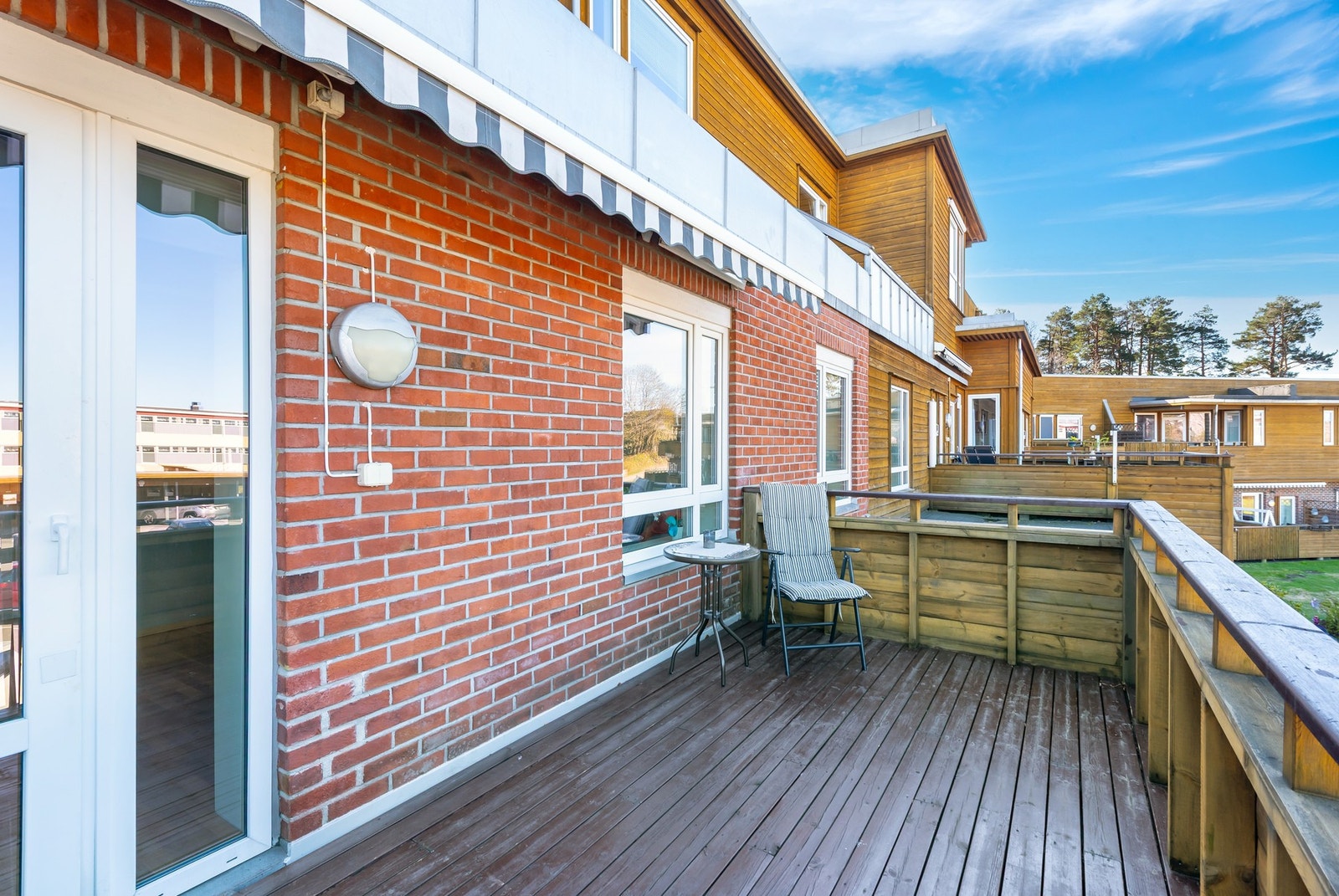 Balkongen har god plass for utemøbler. Galleribilde