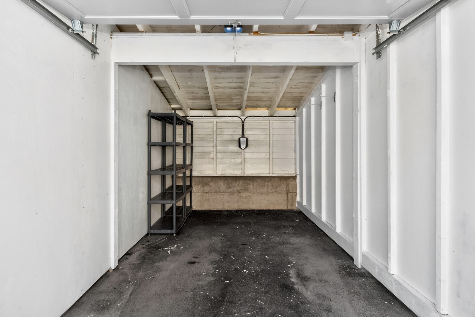Egen garasje i rekke med elbil-lader montert. Galleribilde