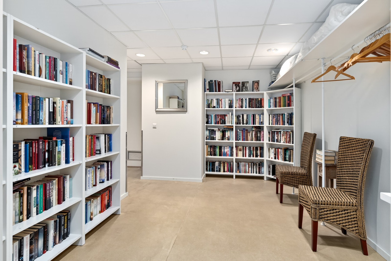 Bibliotek til disposisjon for beboerne i borettslaget. Galleribilde