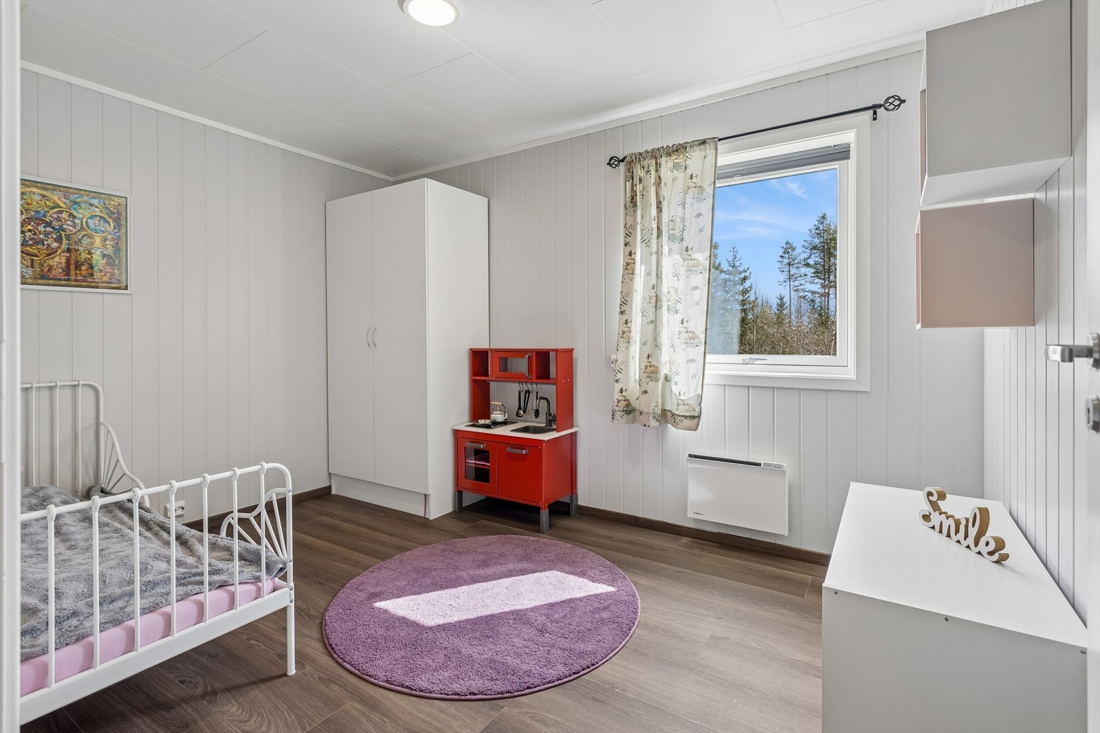 Lyst og romslig soverom med laminatgulv og gode møbleringsmuligheter. Galleribilde