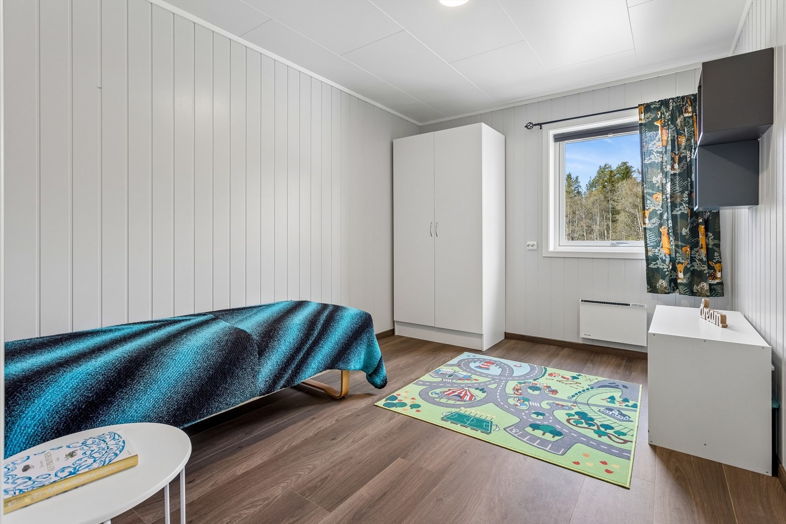 Barnevennlig soverom med plass til seng, lek og oppbevaring. Galleribilde