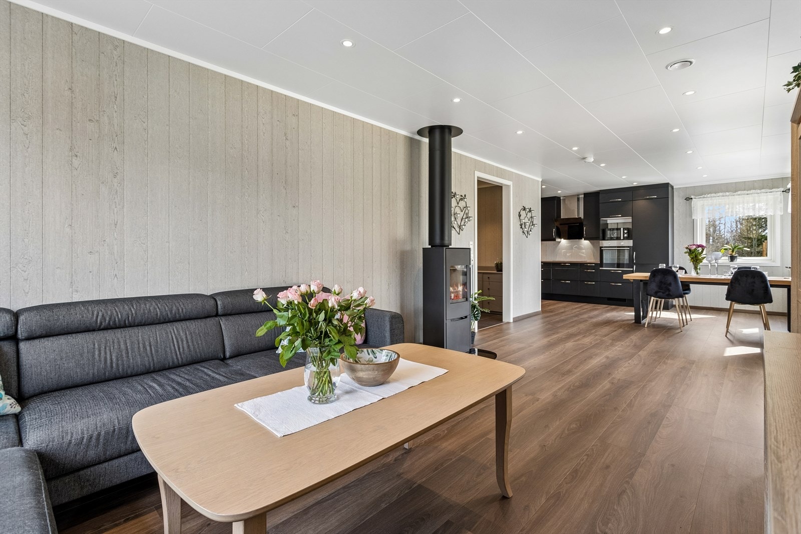 God plass til både spisegruppe og sofakrok - ideelt for familieliv og sosiale sammenkomster. Galleribilde