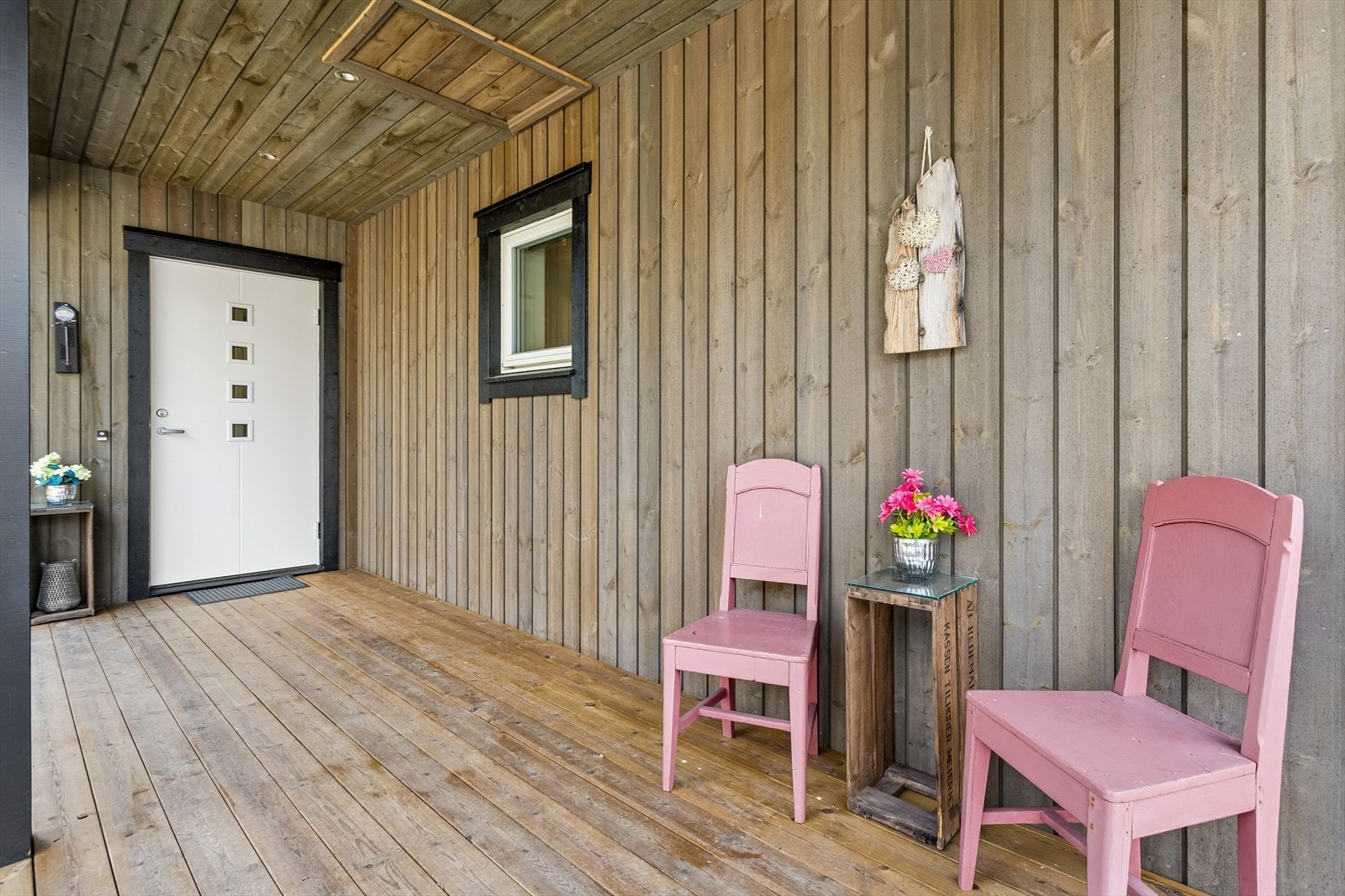 Overbygget inngangsparti med terrassebord og downlights. Galleribilde