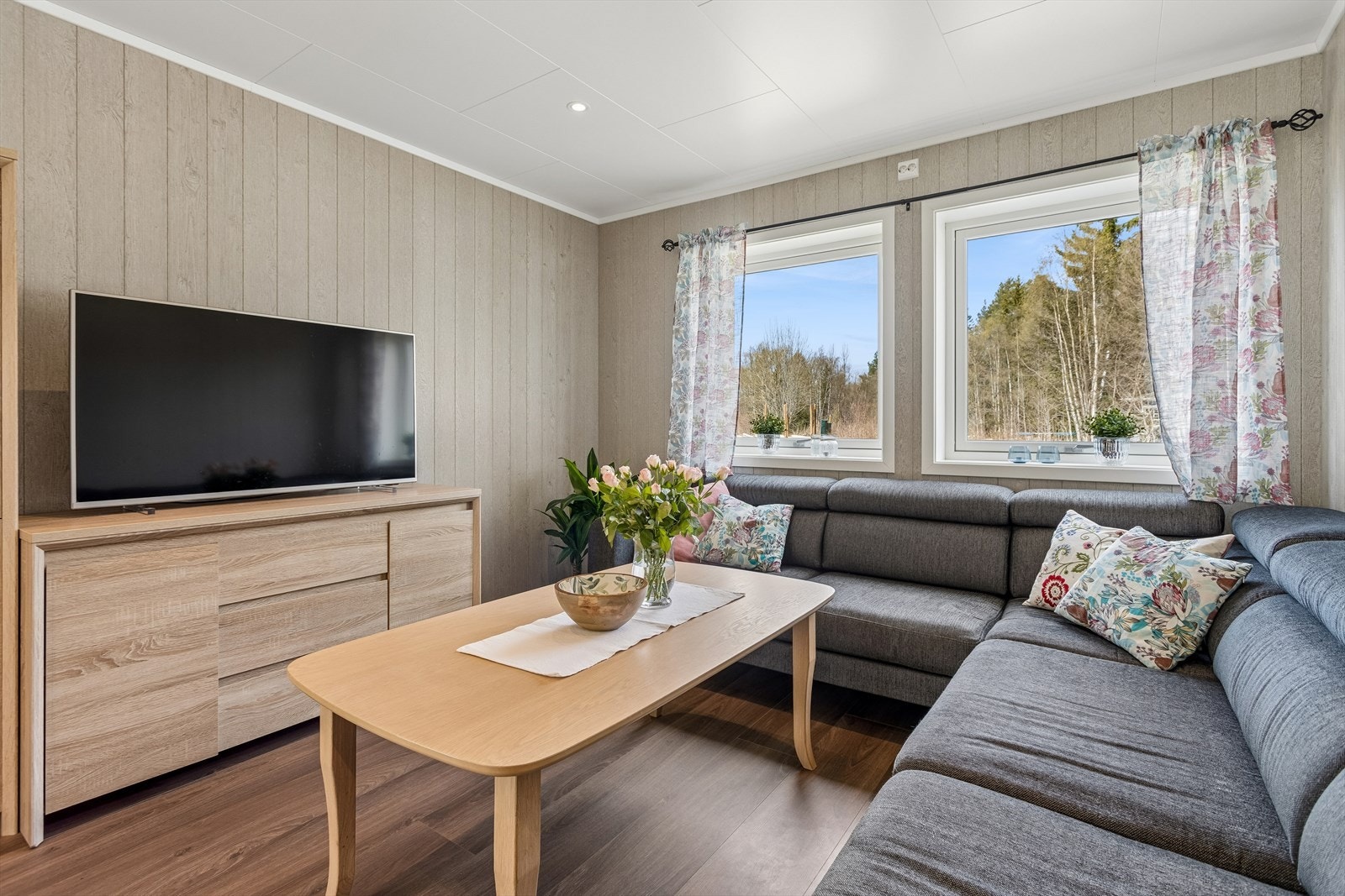 Innbydende oppholdsrom med vedovn og moderne materialvalg som gir en lun og hyggelig atmosfære. Galleribilde
