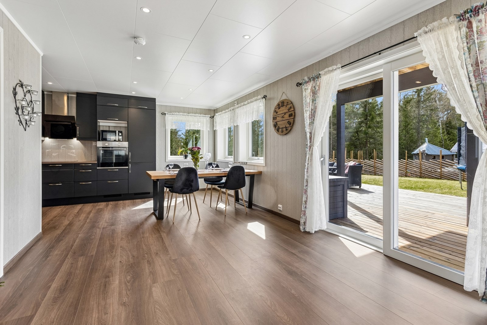 Moderne kjøkken med glatte fronter, laminat benkeplate og integrerte hvitevarer. Galleribilde