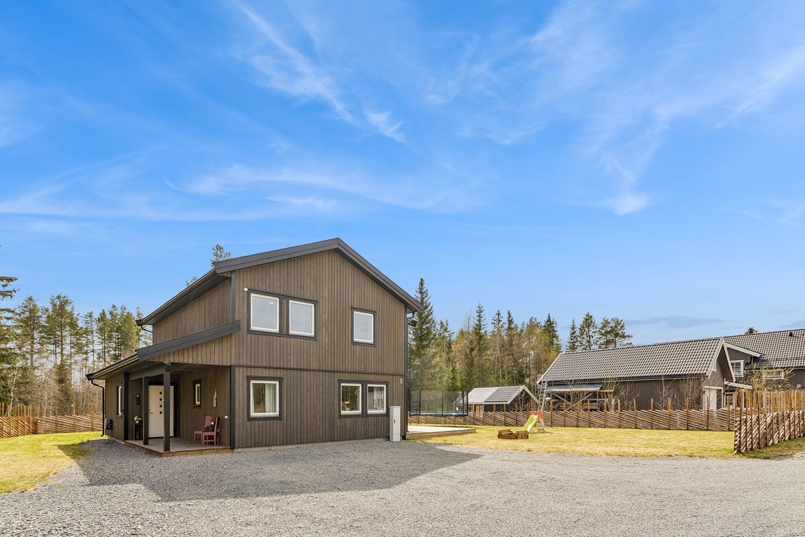 Helhetlig og familievennlig bolig med gjennomtenkt planløsning over to plan og moderne materialvalg. Galleribilde
