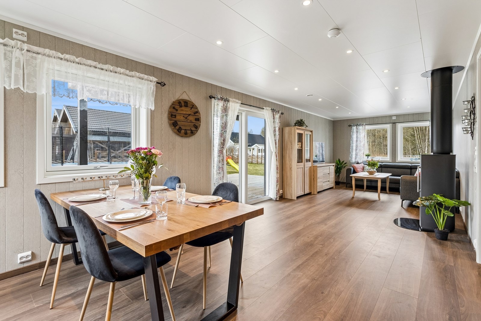 Åpen løsning gir fleksible møbleringsmuligheter og direkte utgang til terrasse. Galleribilde