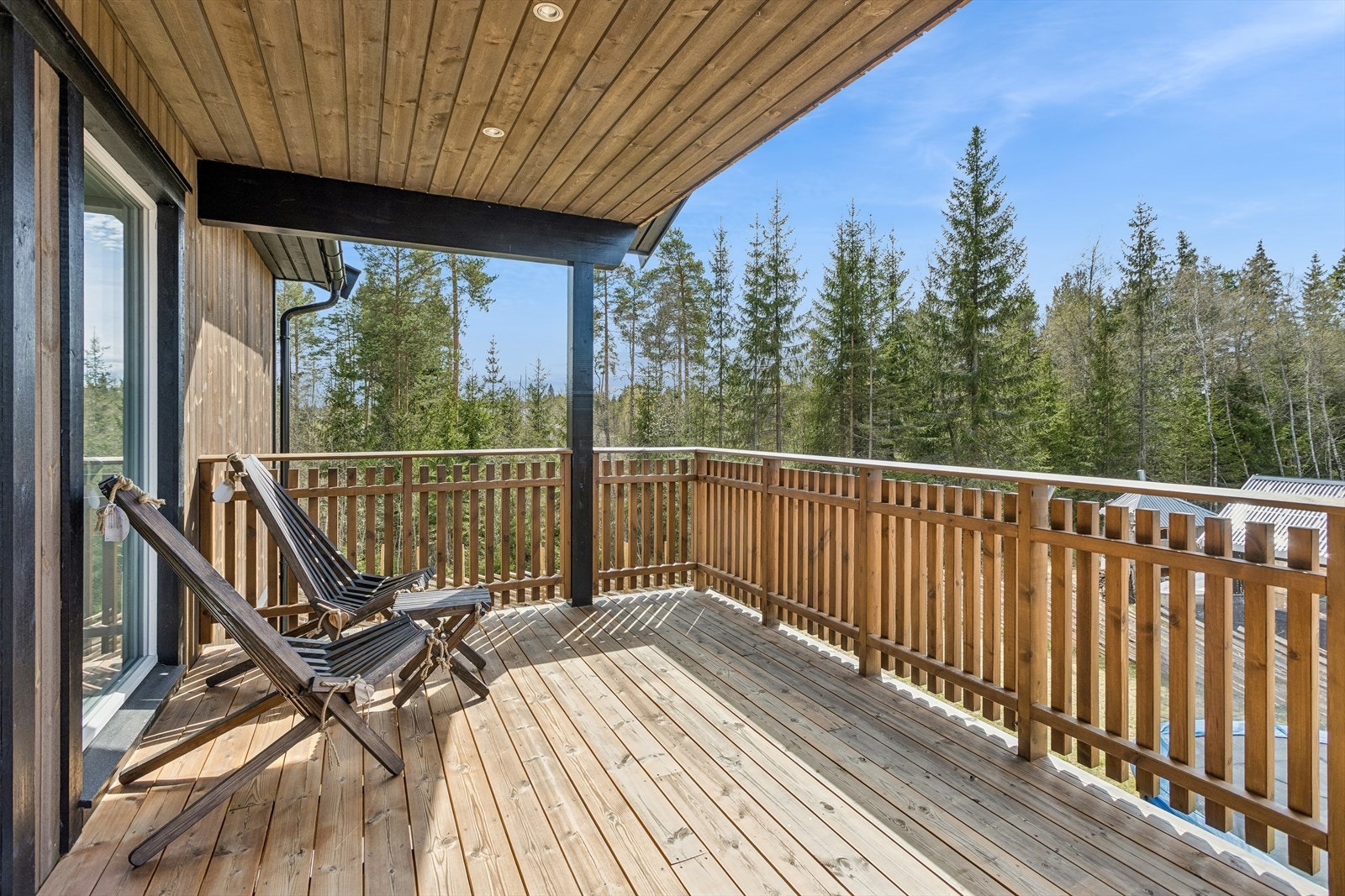 Romslig balkong i 2. etasje med god plass til sittegruppe, fine solforhold og adkomst fra loftstue. Galleribilde
