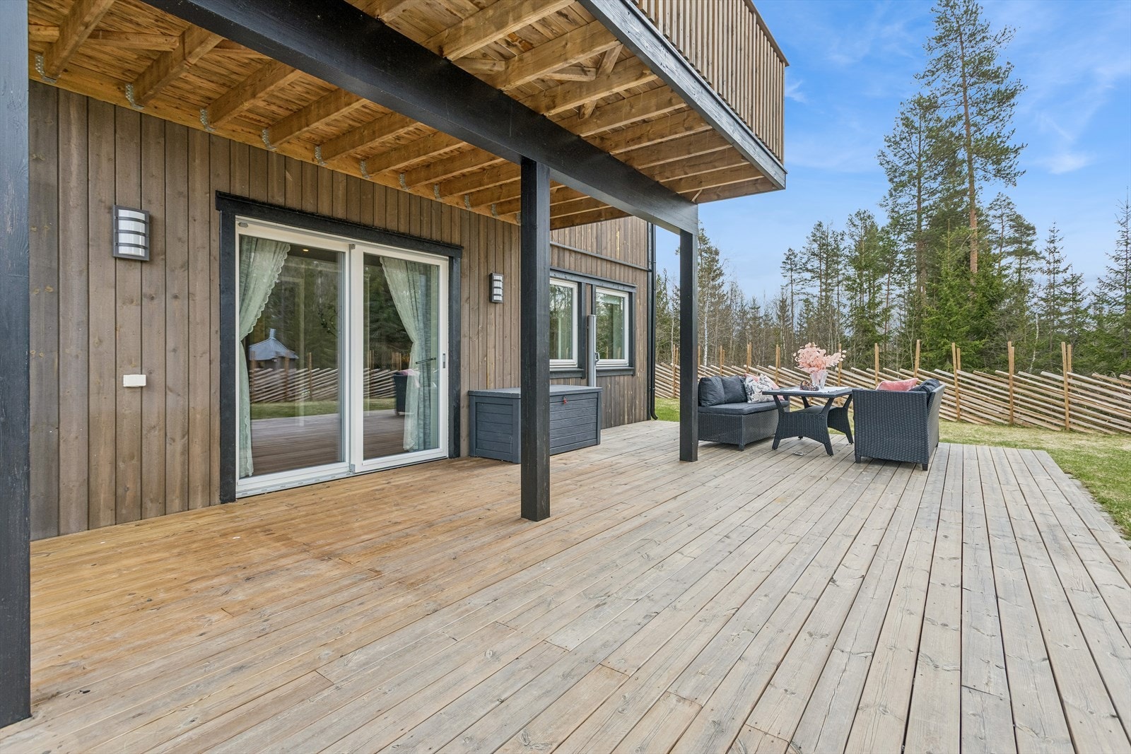Stor terrasse med utgang fra stue, gode solforhold og plass til både spise- og sittegrupper. Galleribilde