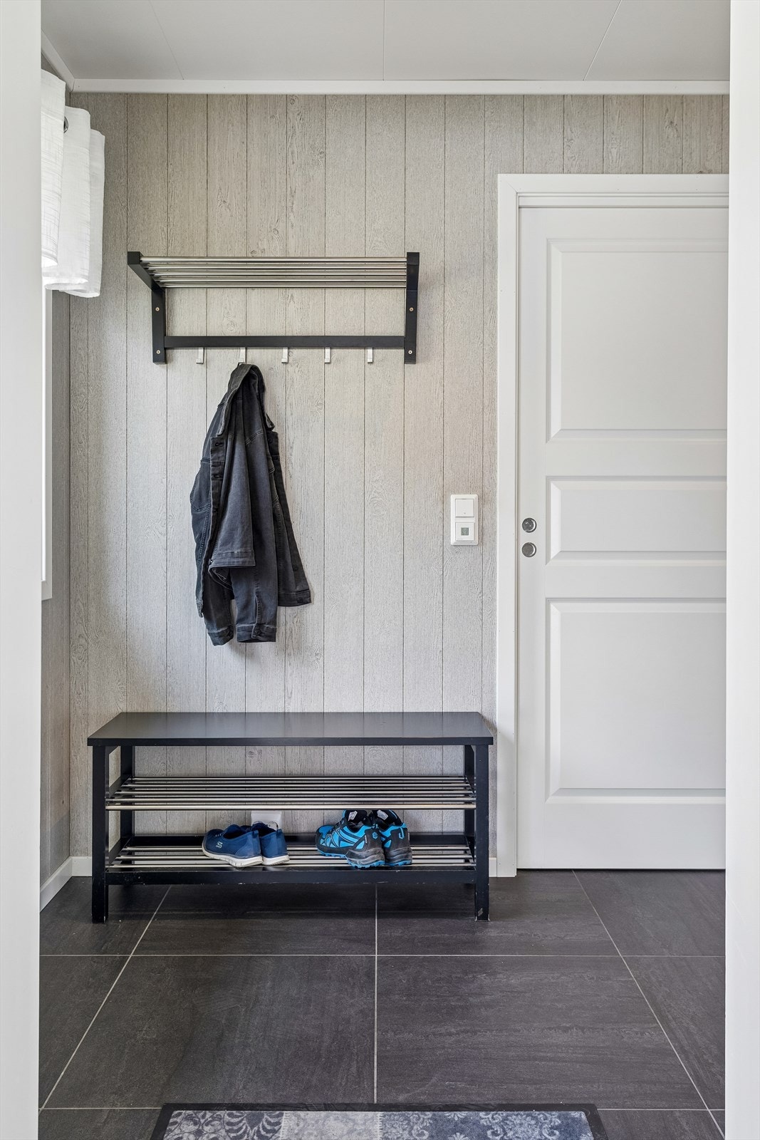 Innbydende inngangsparti med moderne overflater. Galleribilde