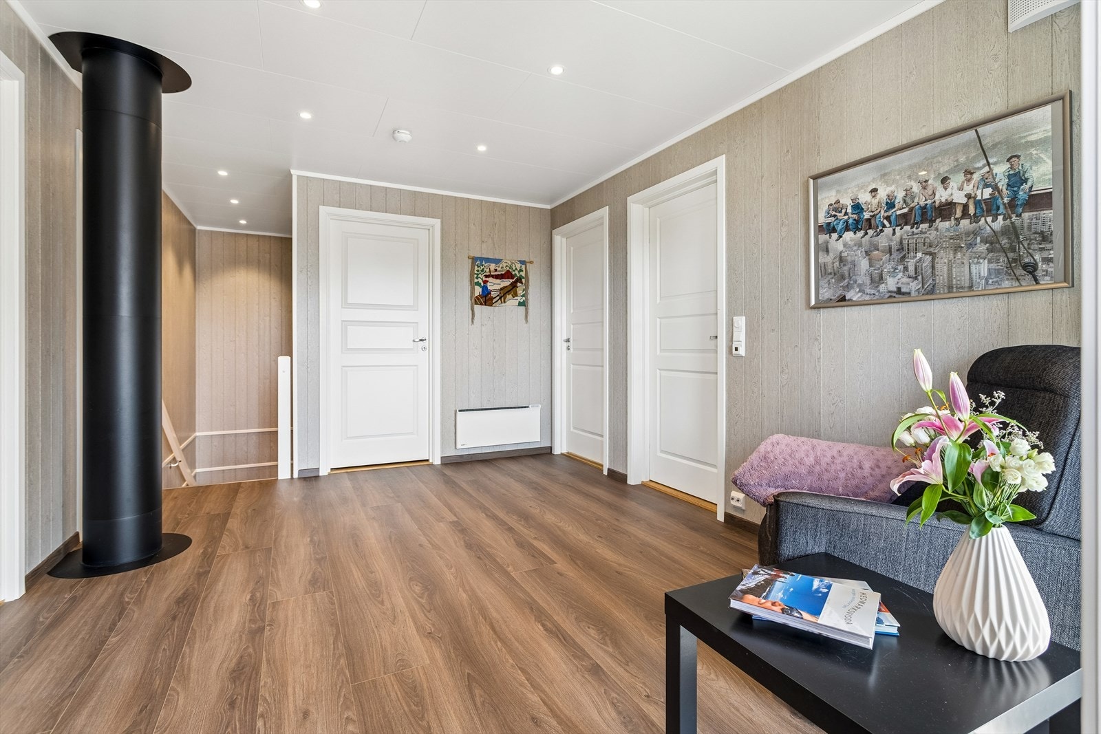 Lyst og romslig oppholdsrom i 2.etasje med fine overflater og god romfølelse. Galleribilde