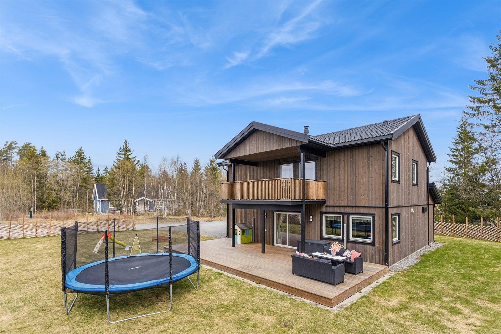 Boligen ligger fint til på en opparbeidet tomt med gode solforhold, hagearealer og naturlig innramming med skigard. Galleribilde