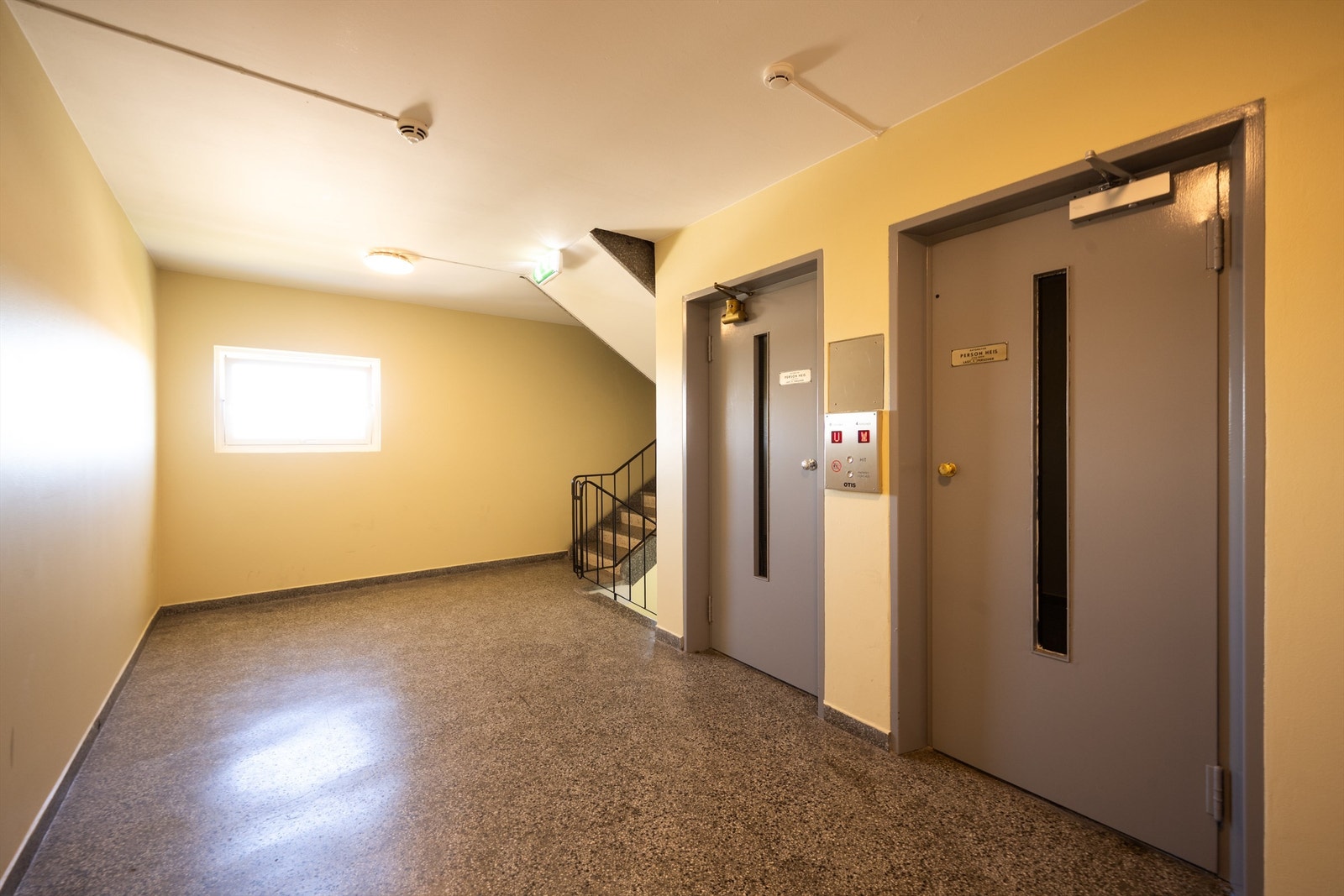 Adkomst til leiligheten skjer via felles trappeoppgang med tilgang til heis. Galleribilde