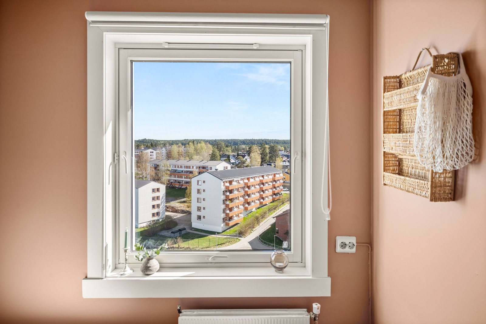 Flott, usjenert utsikt fra soveromsvinduet. Galleribilde