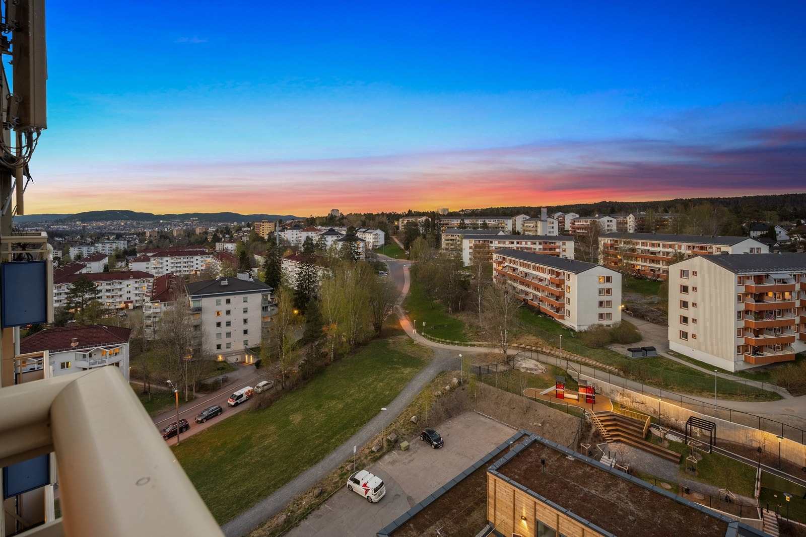 Fra leiligheten har du utsikt over Oppsal og Østmarka. Galleribilde