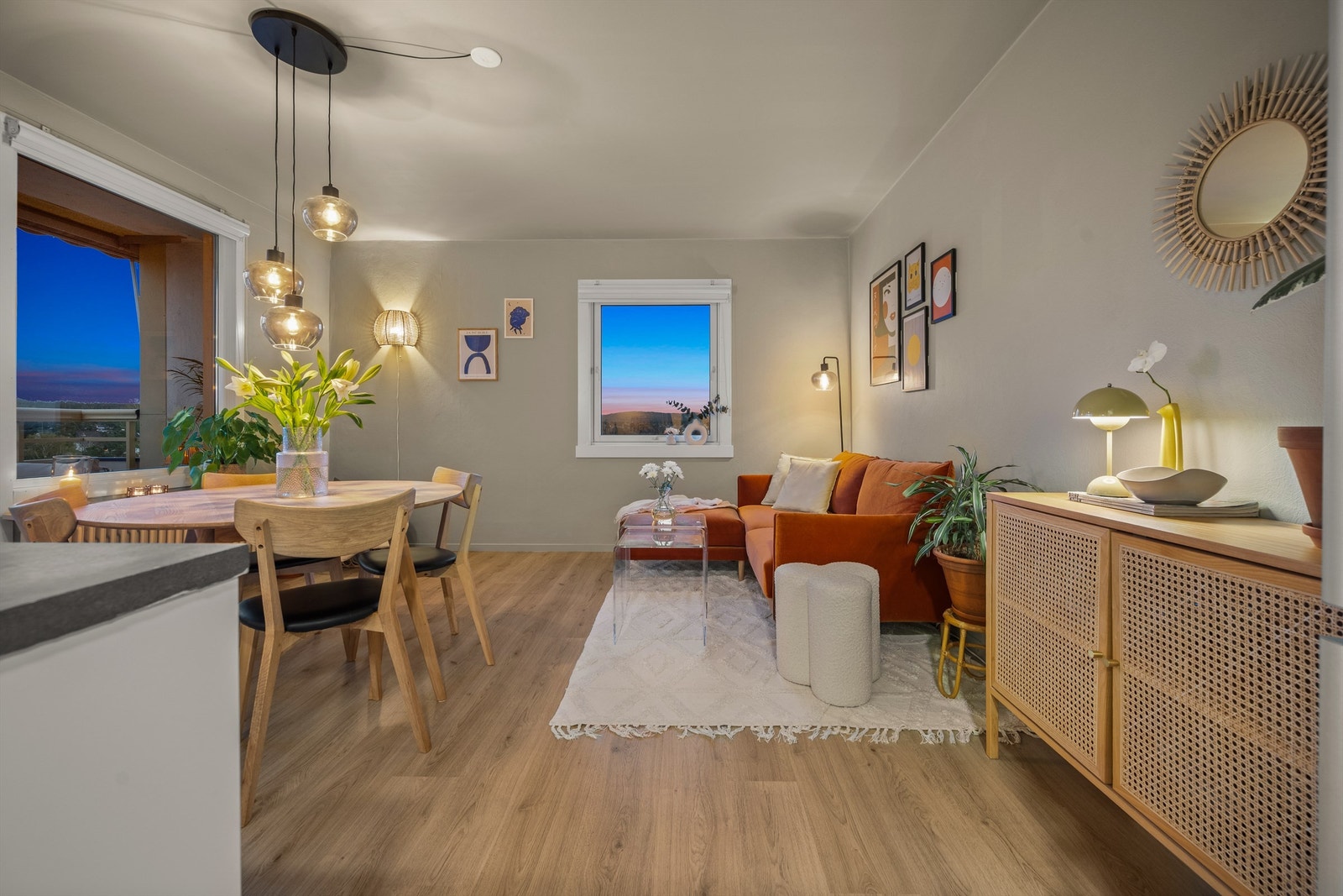 Leiligheten tilbyr en rolig atmosfære om kvelden, med utsikt over nærområdet fra 12. etasje. Galleribilde