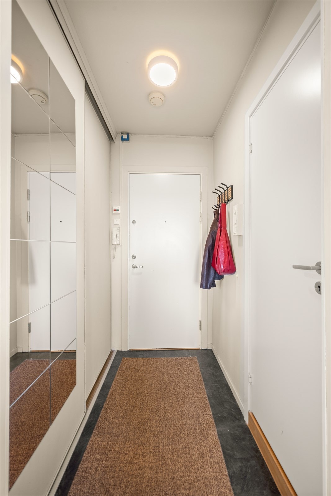 Entrédøren har sikkerhetslås samt brann- og lydklassifisering. Galleribilde