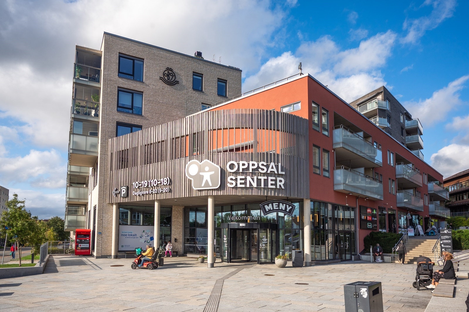 Oppsal Senter ligger 50 meter unna, med dagligvarebutikker som Meny Oppsal og varierte servicetilbud. Galleribilde