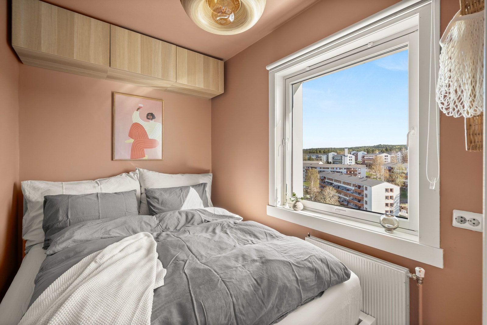 Dette rommet, som benyttes som soverom, har en takhøyde på ca. 2,49 meter og naturlig ventilasjon. Rommet er opprinnelig kjøkken, og har noe begrenset plass. Galleribilde