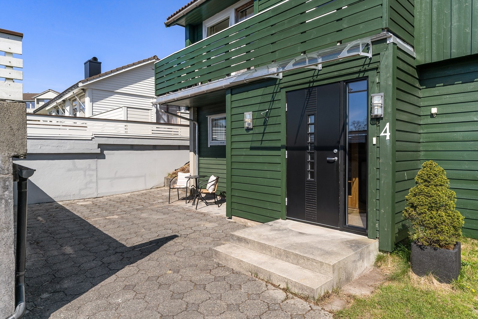Boligen har en malt hovedytterdør. Galleribilde