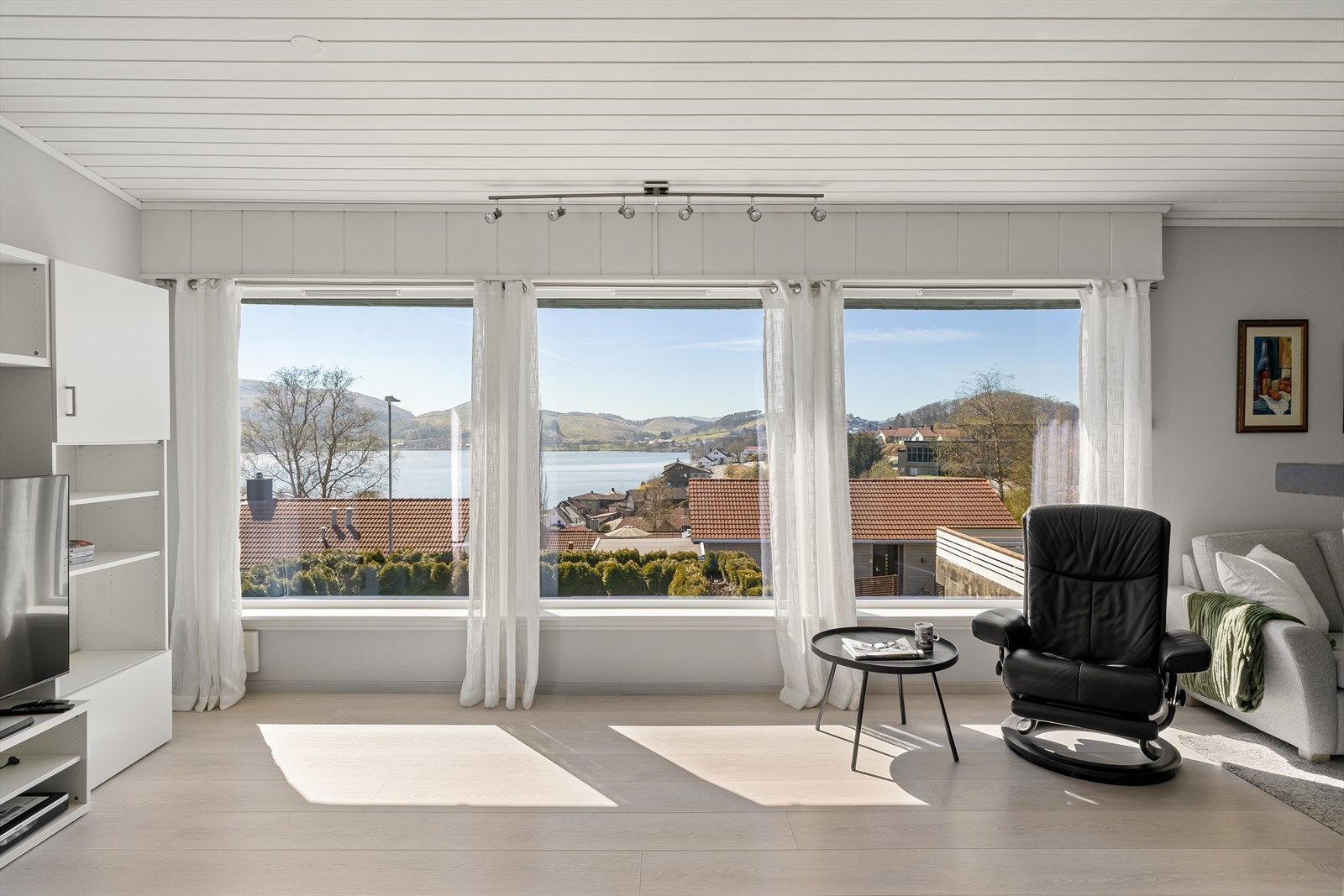 Fra stuen har man en flott og åpen utsikt over vannet og nærområdet. Galleribilde