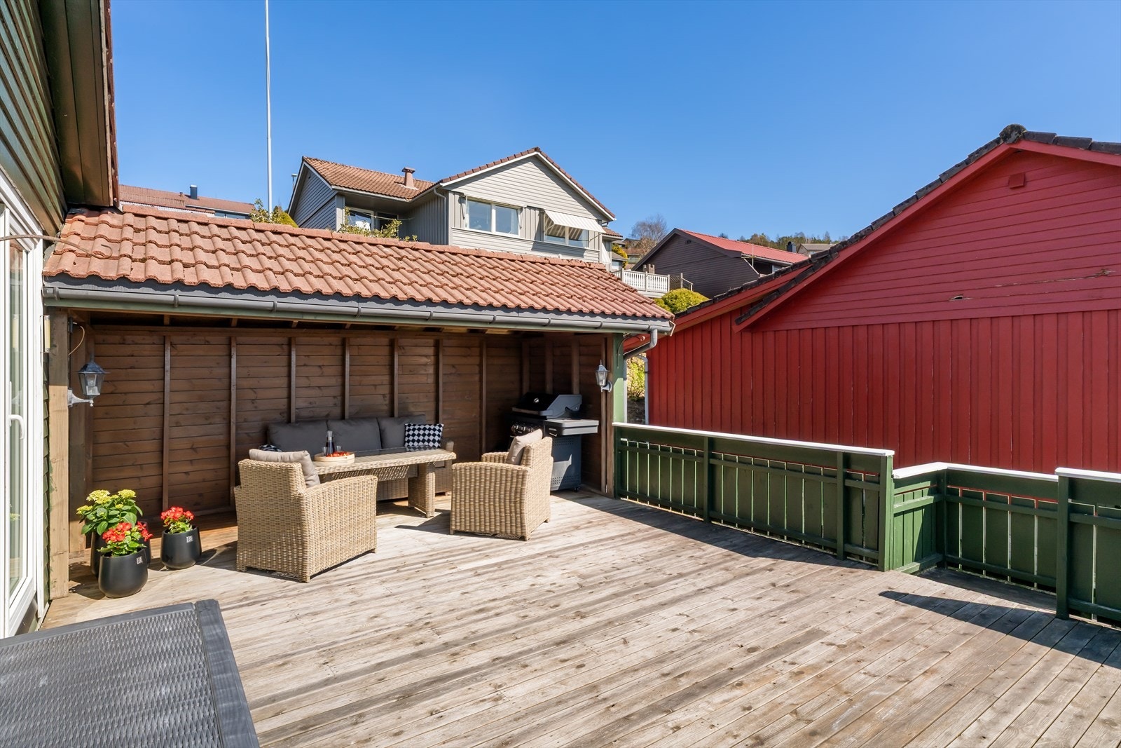 Den romslige terrassen på 41 m² er bygget i tre og har rikelig med plass for utemøbler. Galleribilde