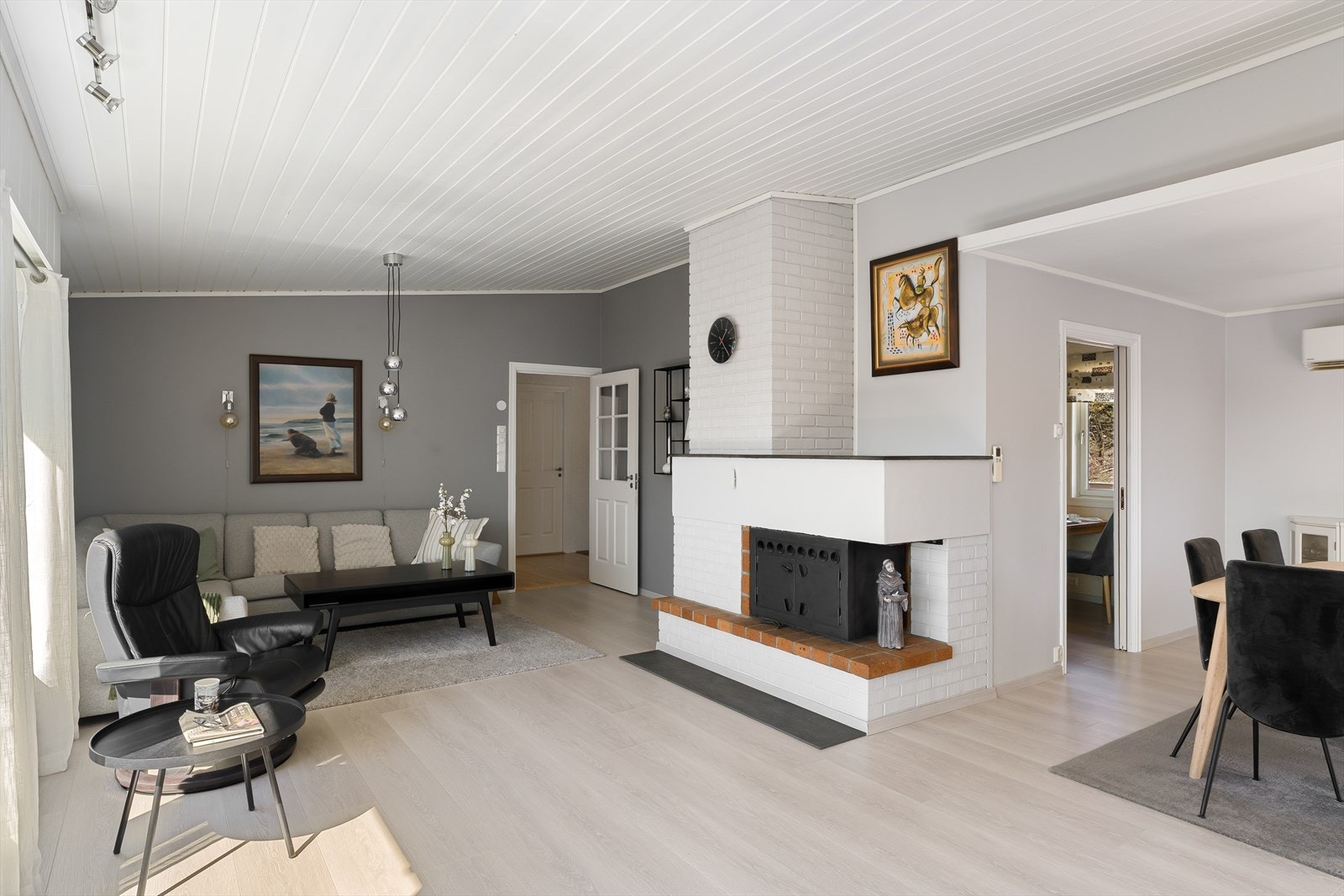 Rommet har en åpen og luftig følelse med god plass til en stor sofagruppe. Galleribilde