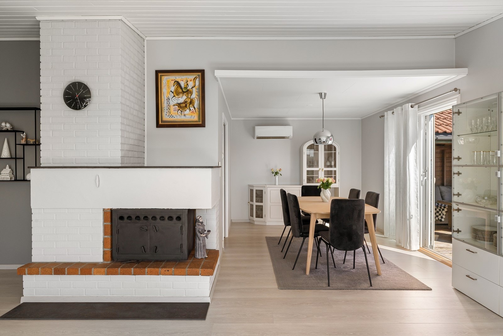 Fra stuen er det utgang til den vestvendte terrassen via en skyvedør. Galleribilde